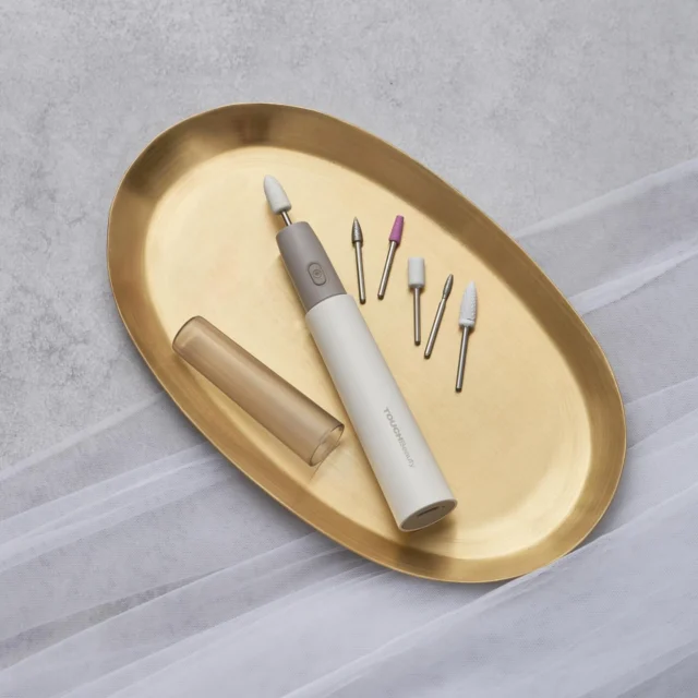 TOUCHBeauty商品のご紹介♪

これ1台でネイルメンテナンスの全工程OK📢

▶ ご紹介商品
＊TOUCHBeauty(タッチビューティー)
6種の電動ネイルセルフケアセット

▶商品の詳細
商品タグをタップしてください♪

——————————
回転は双方向に切り替えが可能で
左右どちらの手でも使えます♪

💡POINT💡
☑角質・甘皮・ジェルネイルの除去が簡単
☑爪の溝や側面もケア
☑表面を磨いてなめらかな爪に✨
☑便利な充電式+専用ケース付き
——————————
#lifeonProducts #ライフオンプロダクツ #touchbeauty #おうちエステ #美容家電 #理美容家電 #美容家電マニア #6種の電動ネイルセルフケアセット #ネイルケア