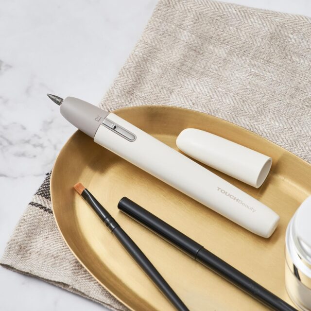 TOUCHBeauty商品のご紹介♪

これ1台でネイルメンテナンスの全工程OK📢

▶ ご紹介商品
＊TOUCHBeauty(タッチビューティー)
6種の電動ネイルセルフケアセット
TB-2035

▶商品の詳細
商品タグをタップしてください♪

——————————
回転は双方向に切り替えが可能で
左右どちらの手でも使えます♪

💡POINT💡
☑角質・甘皮・ジェルネイルの除去が簡単
☑爪の溝や側面もケア
☑表面を磨いてなめらかな爪に✨
☑便利な充電式+専用ケース付き
——————————
#lifeonProducts #ライフオンプロダクツ #touchbeauty #おうちエステ #美容家電 #理美容家電 #美容家電マニア #6種の電動ネイルセルフケアセット #ネイルケア