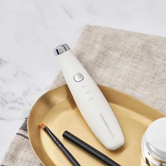 TOUCHBeauty商品のご紹介♪

温熱ケアで浸透促進、
美容クリニックでも採用の赤色LED搭載📢

▶ ご紹介商品
＊TOUCHBeauty(タッチビューティー)
マルチ目元ケア美顔器
TB-1662

▶商品の詳細
商品タグをタップしてください♪

——————————
約40℃の適温ホットケアでアイクリームの浸透をサポート
リラックスタイムにもおすすめ✨

💡POINT💡
☑赤色LEDライト機能を搭載
☑振動で目元の緊張を優しくケア
☑過剰ケアを防ぐオートオフ機能
☑シックなマットボディで携帯性も◎

——————————
#lifeonProducts #ライフオンプロダクツ #touchbeauty #おうちエステ #美容家電 #理美容家電 #美容家電マニア #マルチ目元ケア美顔器 #目元用美顔器